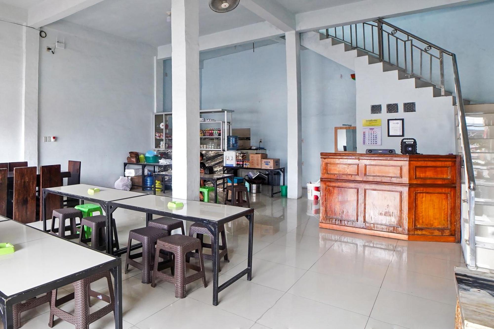 Oyo 90922 Gurusinga Guesthouse Медан Екстериор снимка